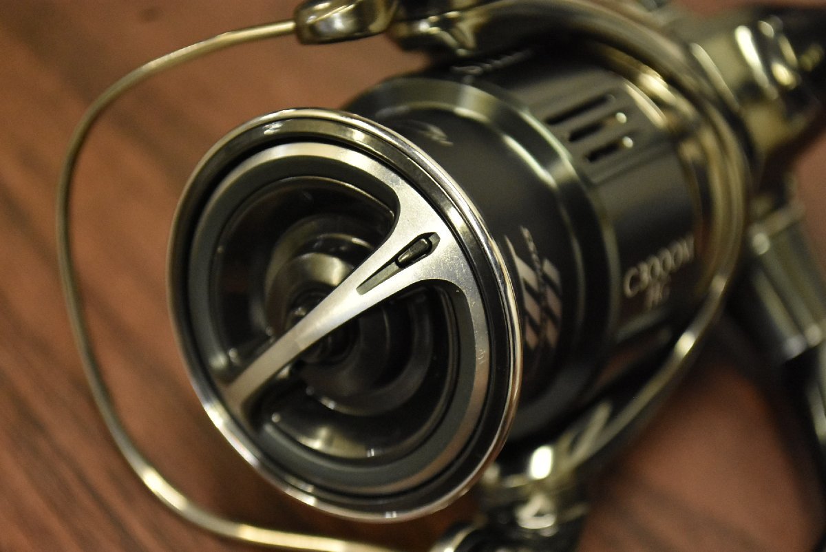 【未使用品★】シマノ 22 ステラ C3000MHG 青シール 付き SHIMANO STELLA スピニングリール シーバス サーフ ヒラメ SLJ 等に（CKN_O1）_画像9