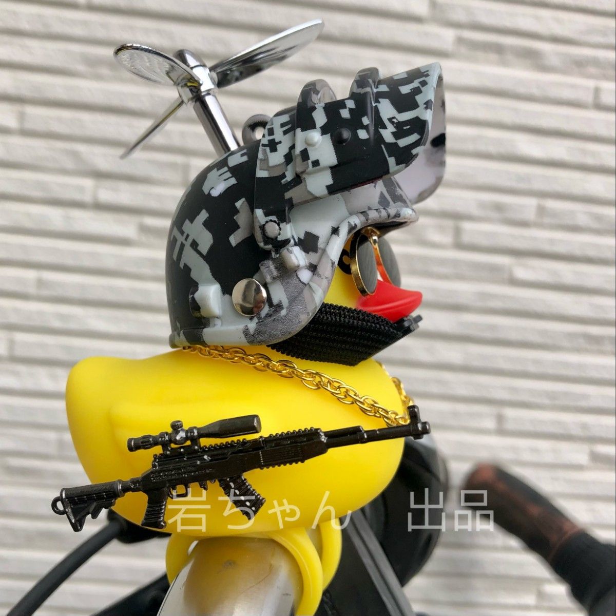 光るアヒル隊長 自転車 自動車 バイクに【迷彩】ヘルメット　狙撃銃仕様　実物写真　