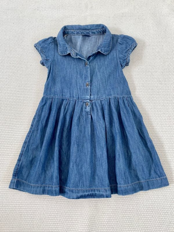 ★★美品　ｂａｂｙｇａｐ　半袖ワンピース　デニム　サイズ　３Y　１００　★★　_画像1