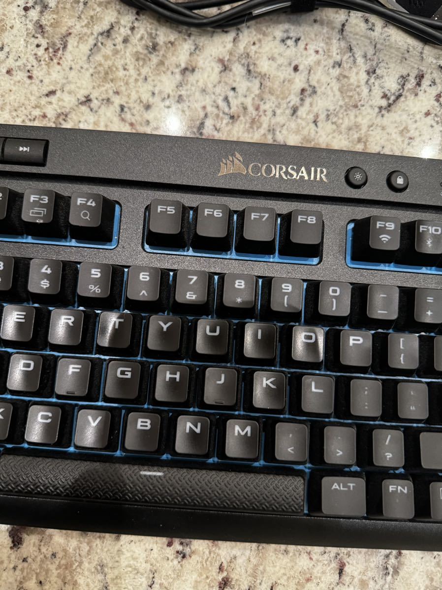 CORSAIR　K63　ゲーミング　キーボード　ワイヤレス　キー英語レイアウト　箱有　有線動作確認済み　無線動作未確認_画像3