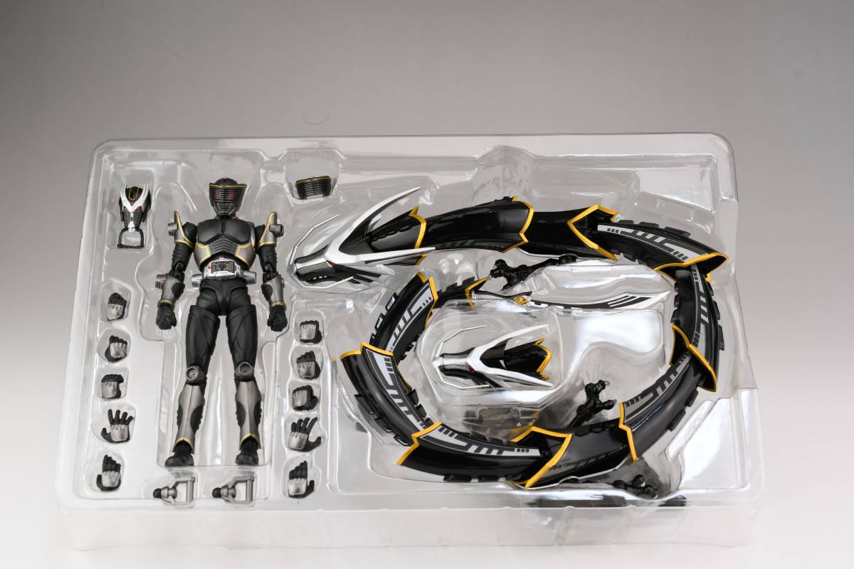 BANDAI S.H.Figuarts 劇場版 仮面ライダー龍騎 EPISODE FINAL 仮面ライダーリュウガ　※破損有り_画像3