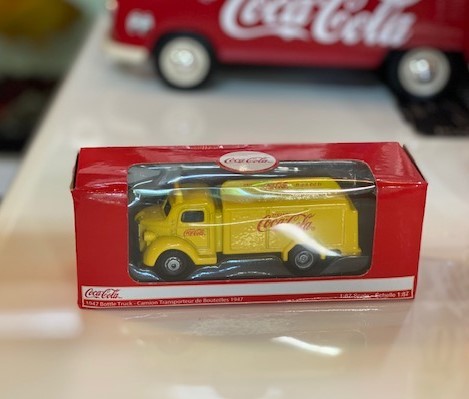 MOTORCITY CLASSICS 　Coca-Cola ボトルトラック 1947 コカ・コーラ　COKE　イエロー_画像3