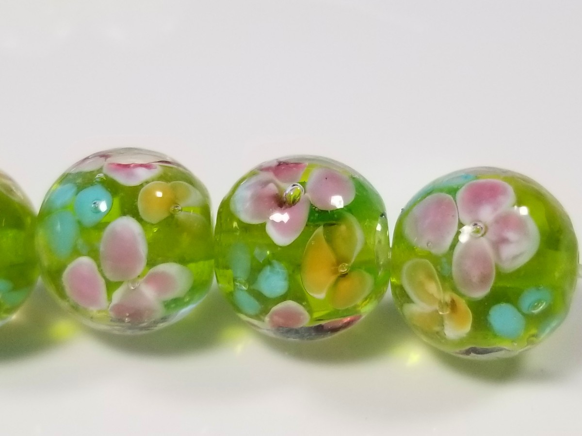 アクセサリーパーツ ガラスビーズ 丸玉花模様 とんぼ玉 14ミリ 緑色の画像3