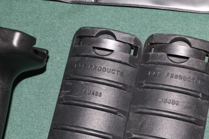 沖縄米軍使用 ブラックカラー レイルカバー KNIGHT'S ４枚 P&S 2枚 11リブ 4リブ ＆ P&S グリップ ソフトケース付 中古 装備用 コスプレ_画像4