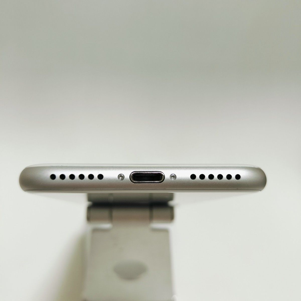 美品新品バッテリー　iPhone 8 64GB シルバー SIMフリー　100％