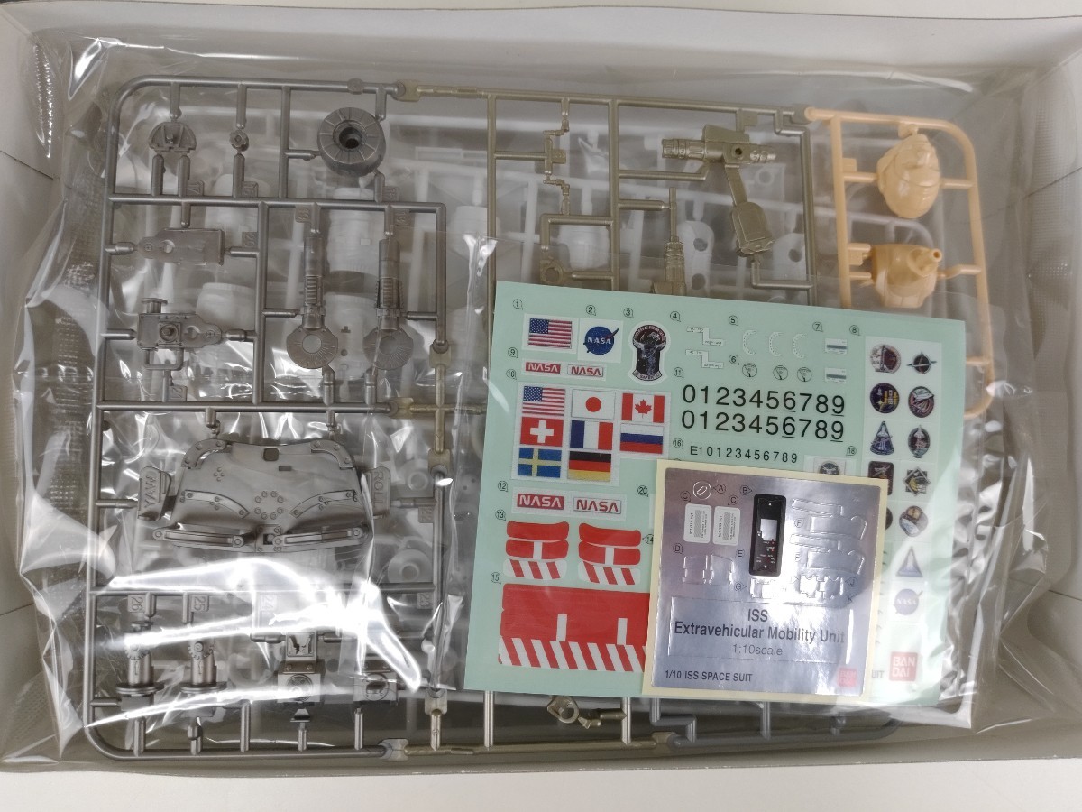 プラモデル BANDAI 1/10 ISS SPACE SUIT ISS 船外活動用宇宙服 Exploring Lab. バンダイ _画像3