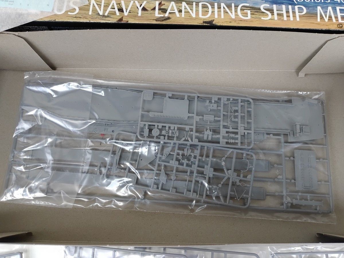 【訳あり】プラモデル レベル Revell 1/144 US NAVY LANDING SHIP MEDIUM 05169_画像4