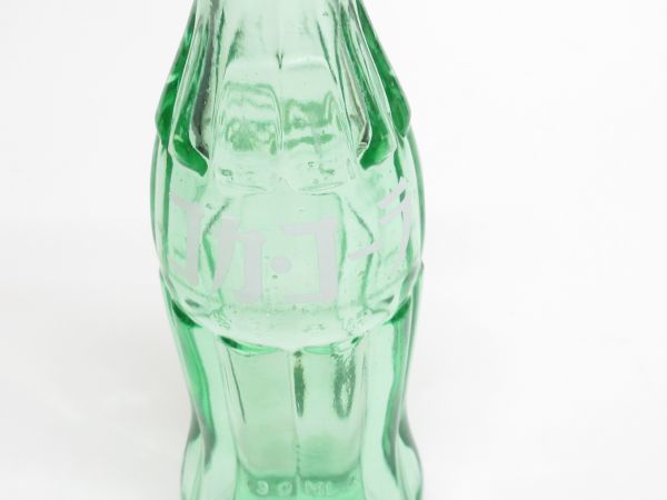 昭和レトロ ガラス瓶「1962年 コカ・コーラ COCA-COLA」エンボス文字入 1個 洗浄清掃済【タテ20cm×直径6cm】アンティーク インテリア 展示_画像7