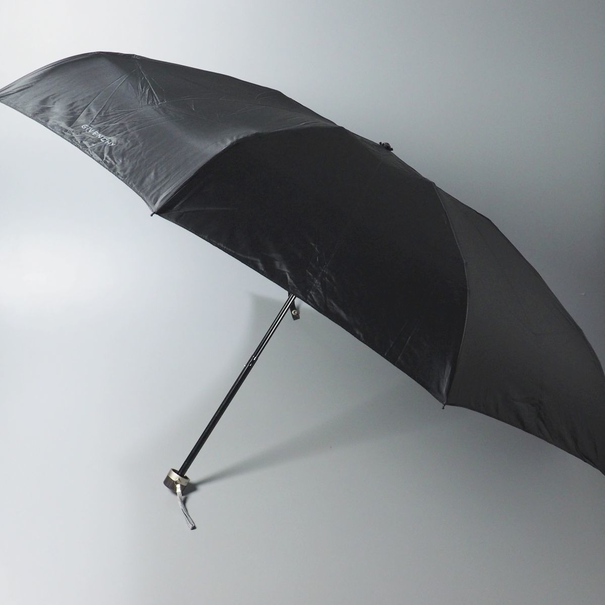 GP1830：GIVENCHY/ジバンシィ*メンズ*折りたたみ傘*雨傘*無地*64cm*カバー付き*ブラック_画像3