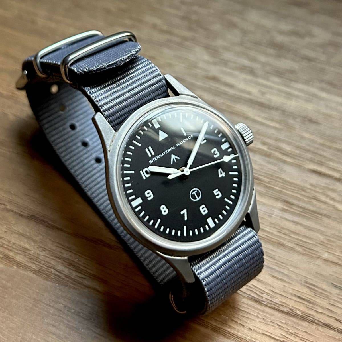 IWC 戦争 ミリタリー アンティーク 手巻き ビンテージ ベトナム 腕時計 ミリタリーウォッチ 稼働品 ジャンクアナログ 黒文字盤 _画像4