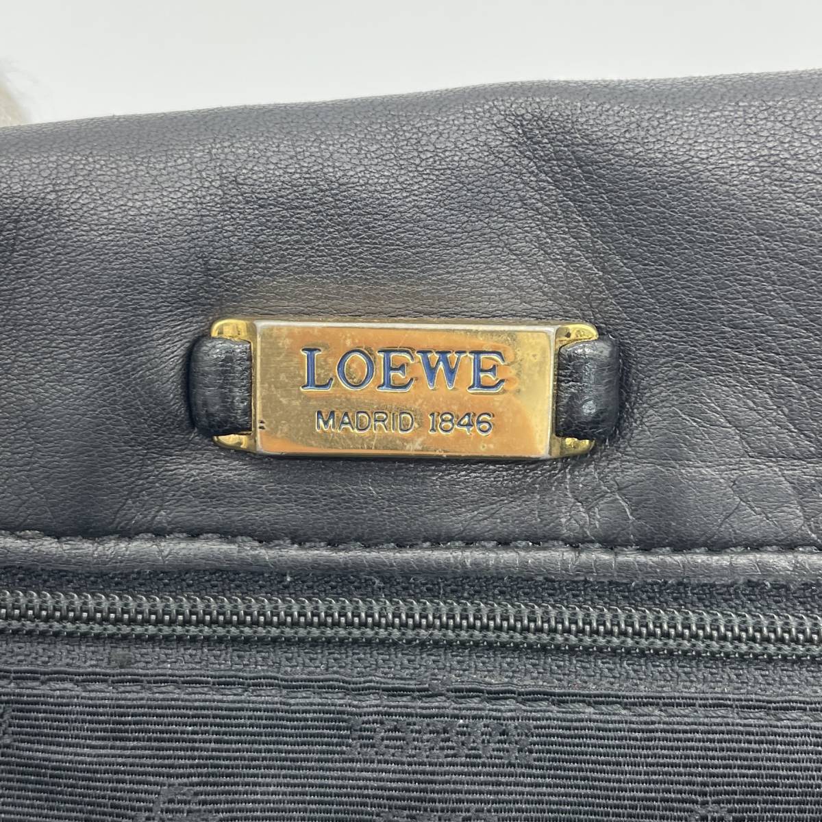 美品 ロエベ ショルダーバッグ レザー アナグラム ブラック 肩掛け 斜め掛け LOEWE 総柄 ロゴプレート 黒 本革 レディース_画像9