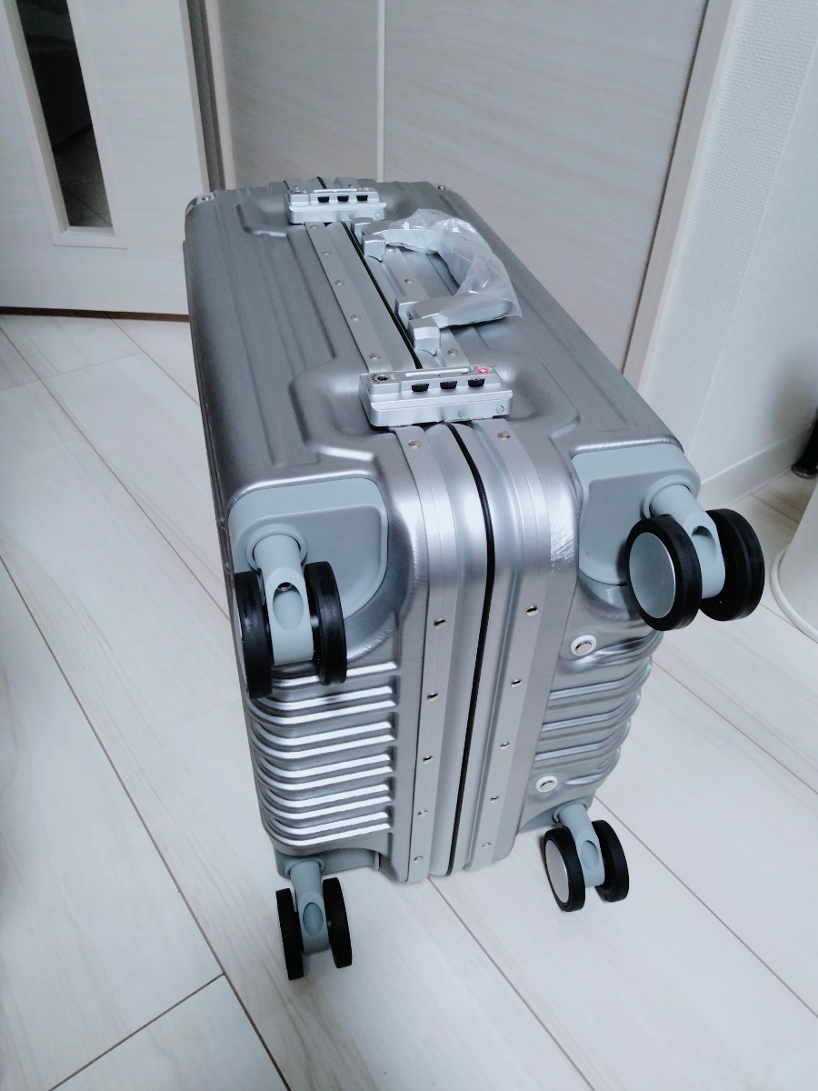 新品未使用タグ付 アルミ調高級スーツケース 静音キャスター機内持込 Sサイズ フレームタイプ トラベル旅行出張 キャリー ダイヤルロック_画像5