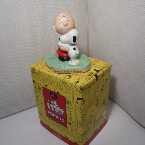 ビンテージ Hallmark SNOOPY HUGS FIGURINE Kl277_画像1