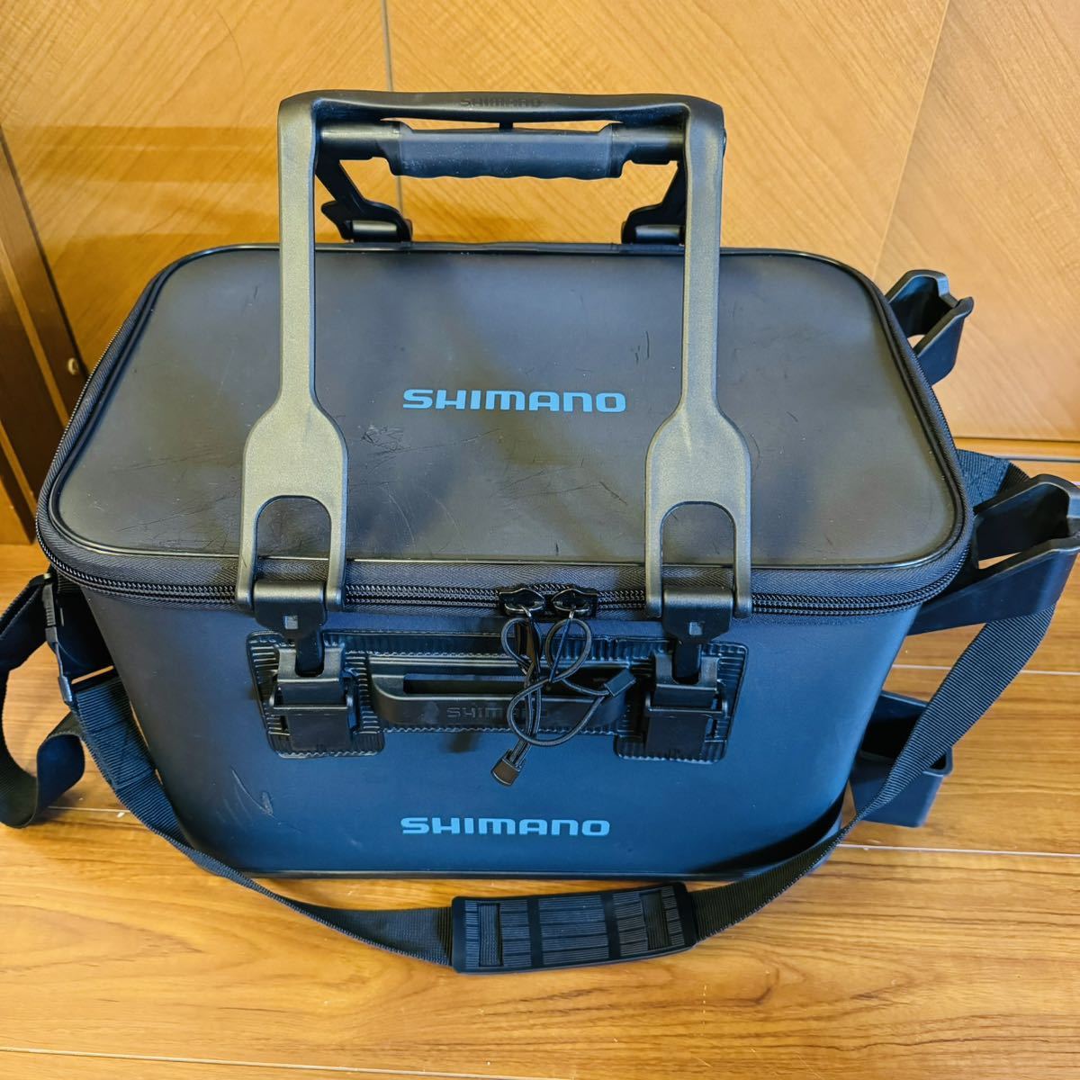 『シマノ ロッドレスト タックルバッグ (ハード) BK-021R』 SHIMANO バッカン タックルボックス 27L2 ブラック ロッドホルダー
