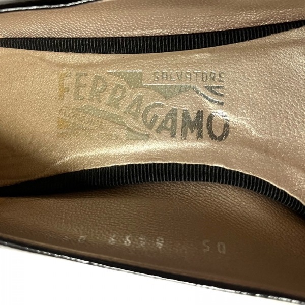 サルバトーレフェラガモ SalvatoreFerragamo パンプス 8D - エナメル（レザー）×化学繊維 黒 レディース ヴァラ/アウトソール張替済 靴_画像5