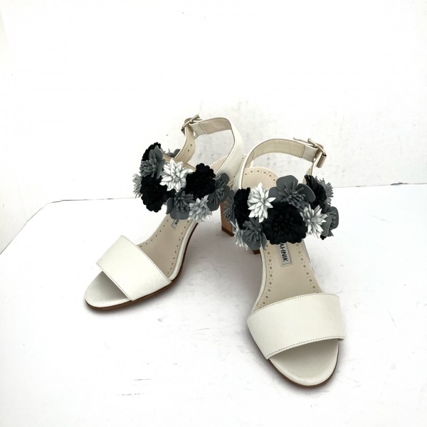 マノロブラニク MANOLO BLAHNIK サンダル 23 - レザー 白×黒×グレー レディース フラワー(花)/アウトソール張替済 靴の画像2