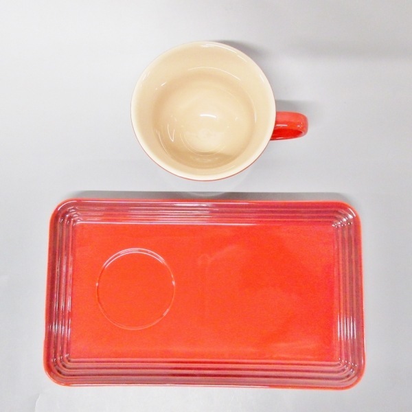 ルクルーゼ LE CREUSET - 陶器 レッド マグカップ×1点/トレイ×1点 新品同様 食器の画像2