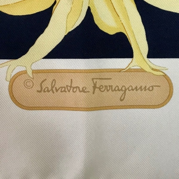 サルバトーレフェラガモ SalvatoreFerragamo - アイボリー×ネイビー×マルチ 花柄 スカーフの画像3