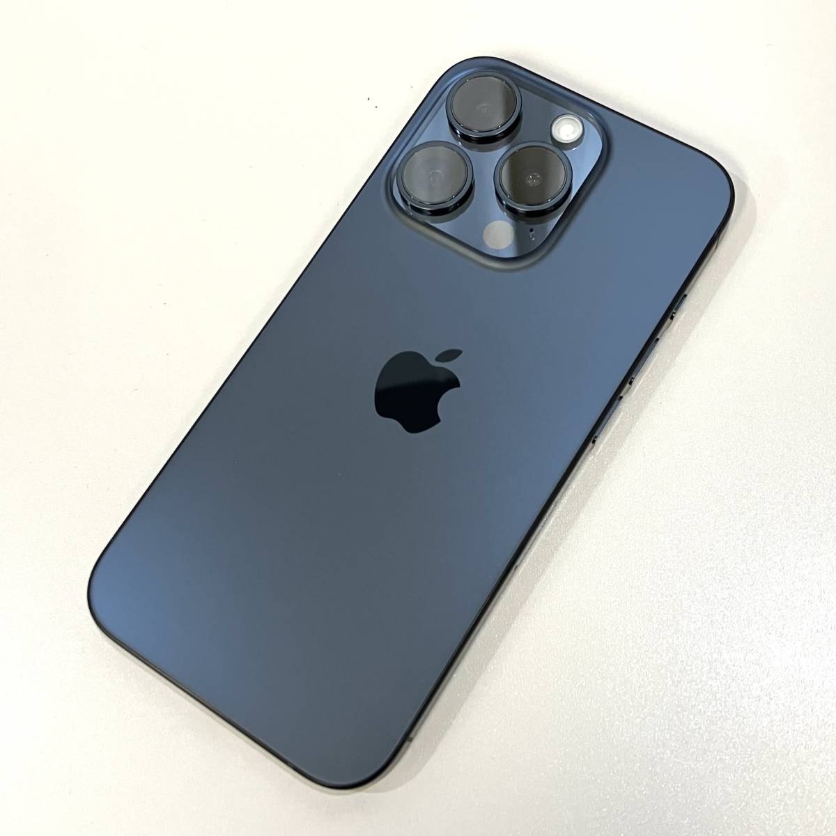 【中古 超美品】国内版SIMフリー iPhone 15 Pro 128GB ブルーチタニウム MTUA3J/A バッテリー最大容量100% 充電回数5回_画像3