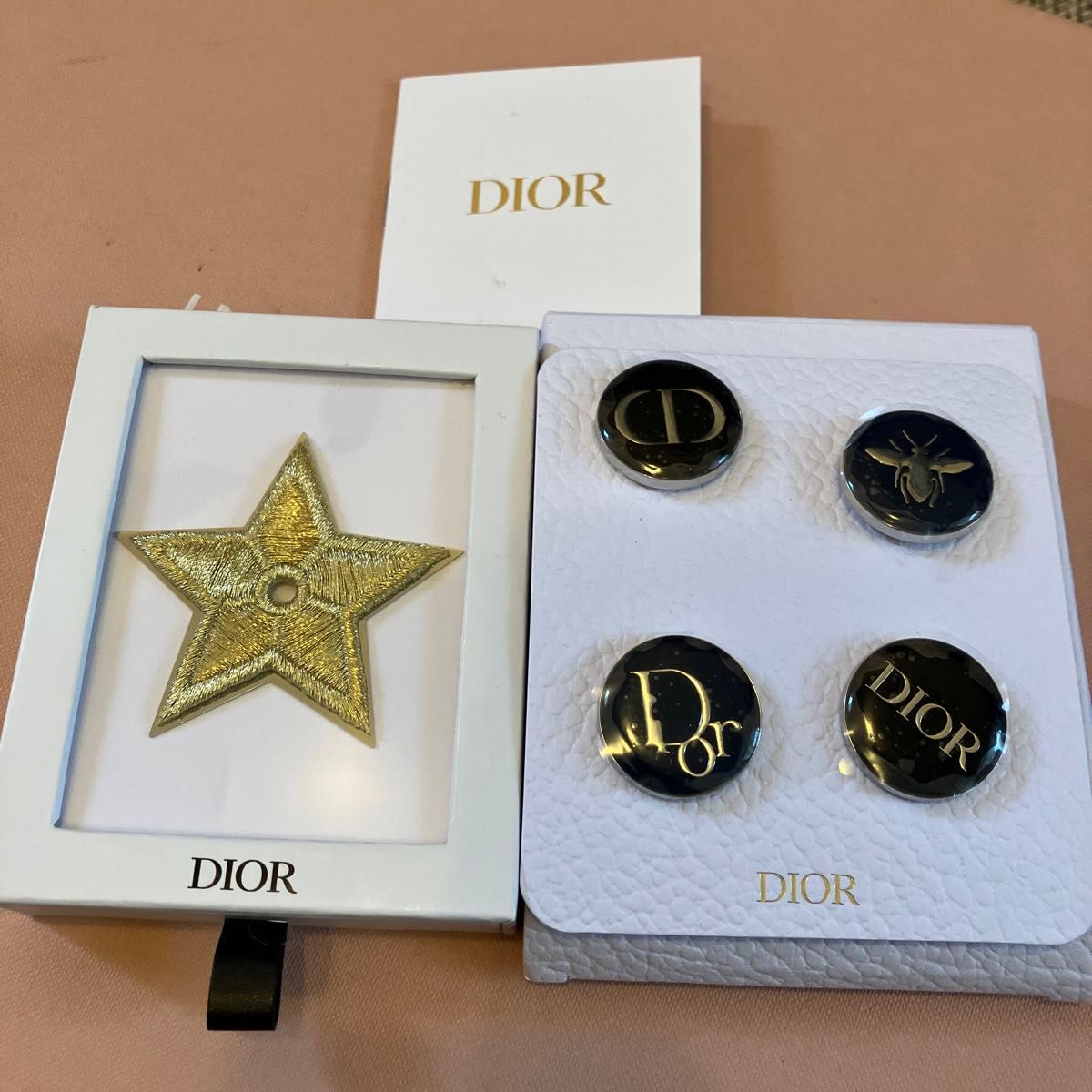 Dior ピンバッジ ハチ スター ロゴ セット ブローチ Dior ピンバッジ ハチ スター ロゴ セット ブローチ