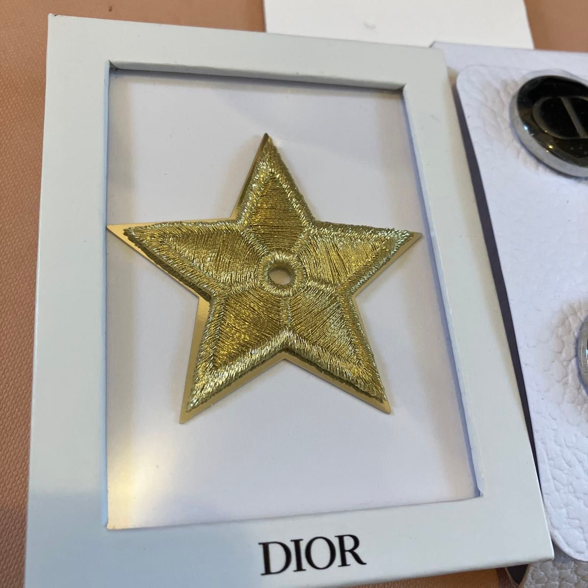 Dior ピンバッジ ハチ スター ロゴ セット ブローチ Dior ピンバッジ ハチ スター ロゴ セット ブローチ