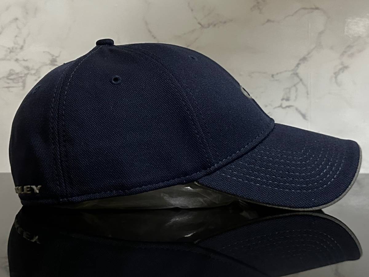 【未使用品】48F 上品★OAKLEY オークリー キャップ 帽子 CAP 上品で高級感のあるネイビーの伸縮素材にグレーロゴ《伸縮前57㎝-61㎝位迄》_画像3