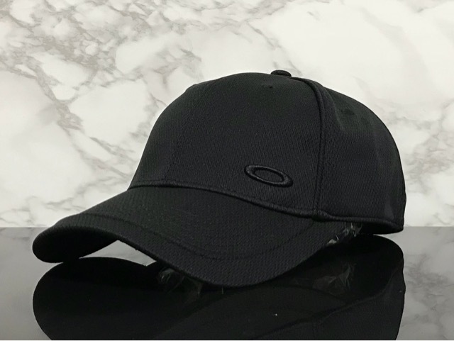 【未使用品】51C★OAKLEY オークリー スポーツキャップ 帽子 CAP 上品で高級感のあるデザインのブラック伸縮素材《伸縮前57㎝～60㎝位迄》_画像1