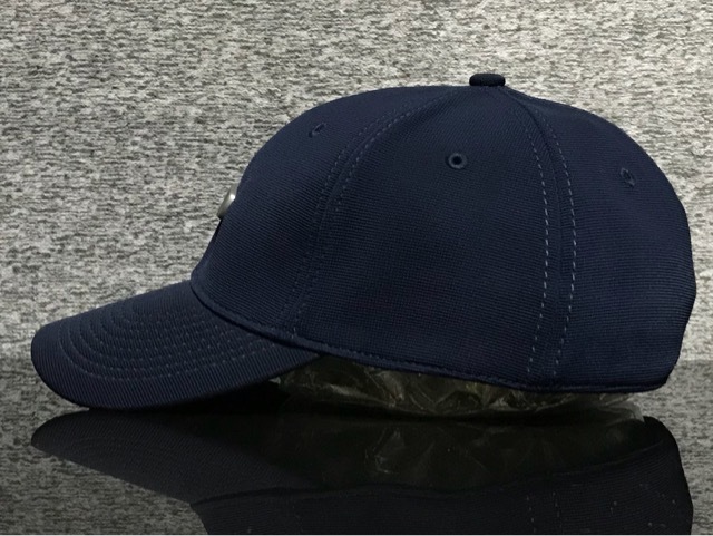 【未使用品】62D★OAKLEY オークリー キャップ 帽子 CAP 上品で高級感のあるネイビーの伸縮素材にメタル製ロゴ♪《伸縮前57㎝～60㎝位迄》_画像3