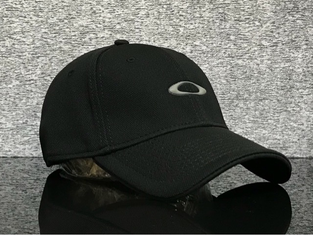 【未使用品】68A クール★OAKLEY オークリー キャップ 帽子 CAP クールなブラックの伸縮素材にグレーロゴ！《伸縮前57㎝～60㎝位迄》_画像1