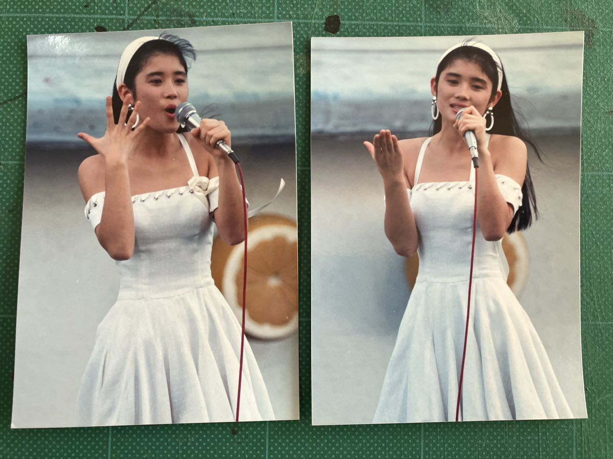 石田ひかり　写真2枚セット　白ドレス　肩露出　80年代アイドル_画像1