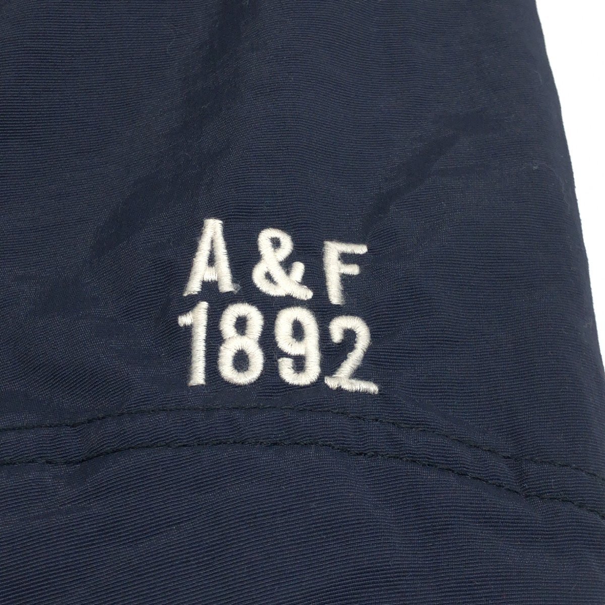 ◆Abercrombie&Fitch アバクロンビー&フィッチ ロゴ刺繍 フーデット ジャケット M 濃紺 ネイビー ブルゾン アメカジ 国内正規品 メンズ_画像6