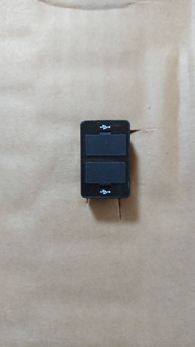 送料無料 ダイハツ タント (A) LA600S LA610S USB 2ポート 充電 スイッチホール_画像1