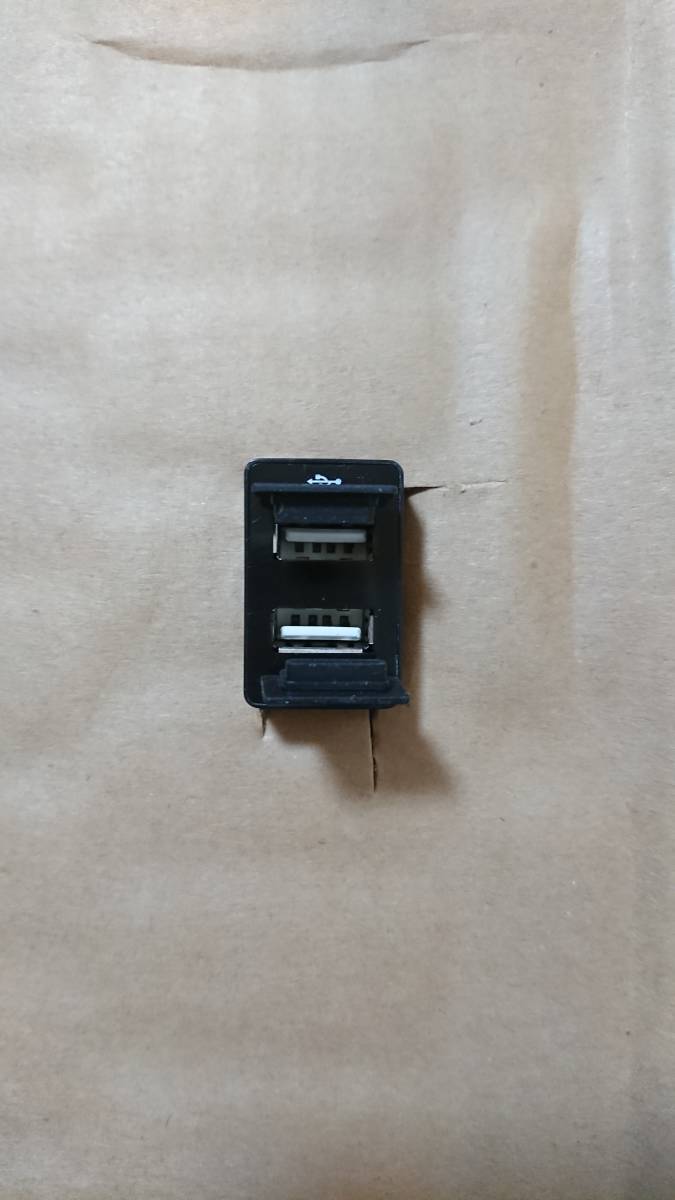 送料無料 ダイハツ タント (A) LA600S LA610S USB 2ポート 充電 スイッチホール_画像2