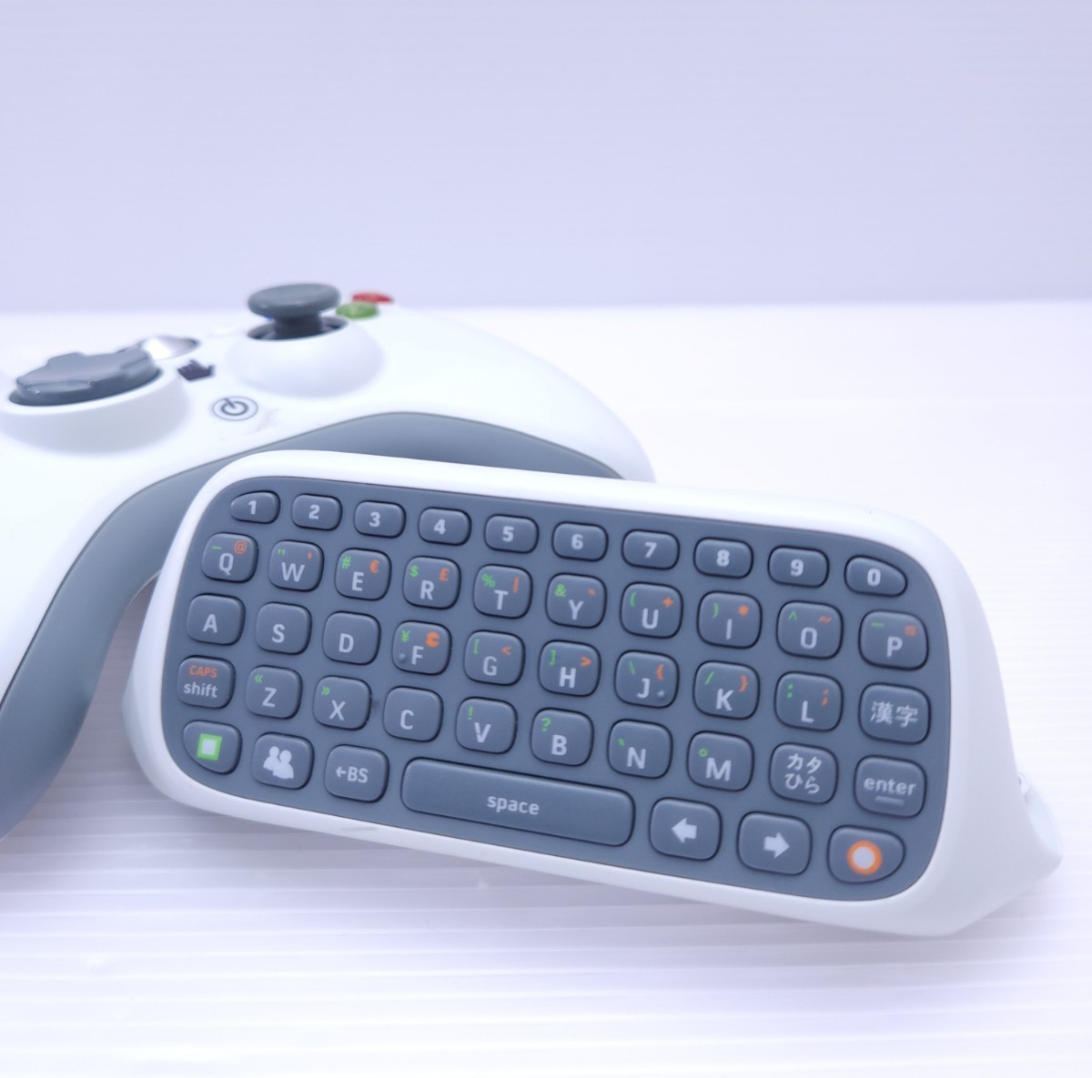 美品 /動作品 Microsoft XBOX360 controller+keyboard マイクロソフト 取り外し可能なキーボード付きの白いコントローラー 希少品_画像2