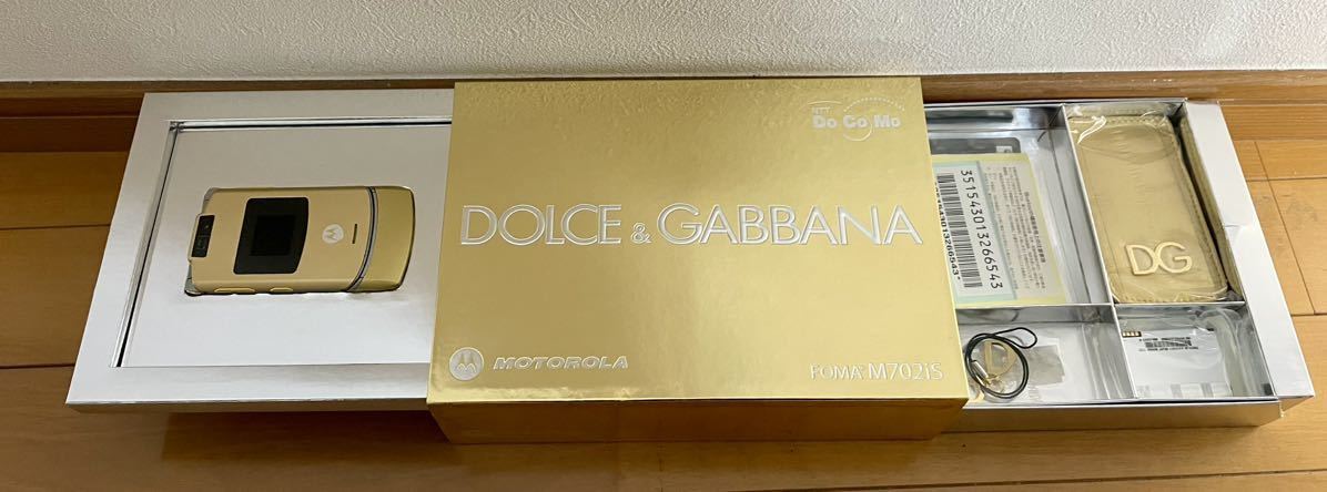 #[ rare ][ unused ][ beautiful goods ][ free shipping ]DOLCE&GABBANA GOLD FOMA terminal M702iS Dolce & Gabbana Dolce&Gabbana DoCoMo galake- mobile telephone 