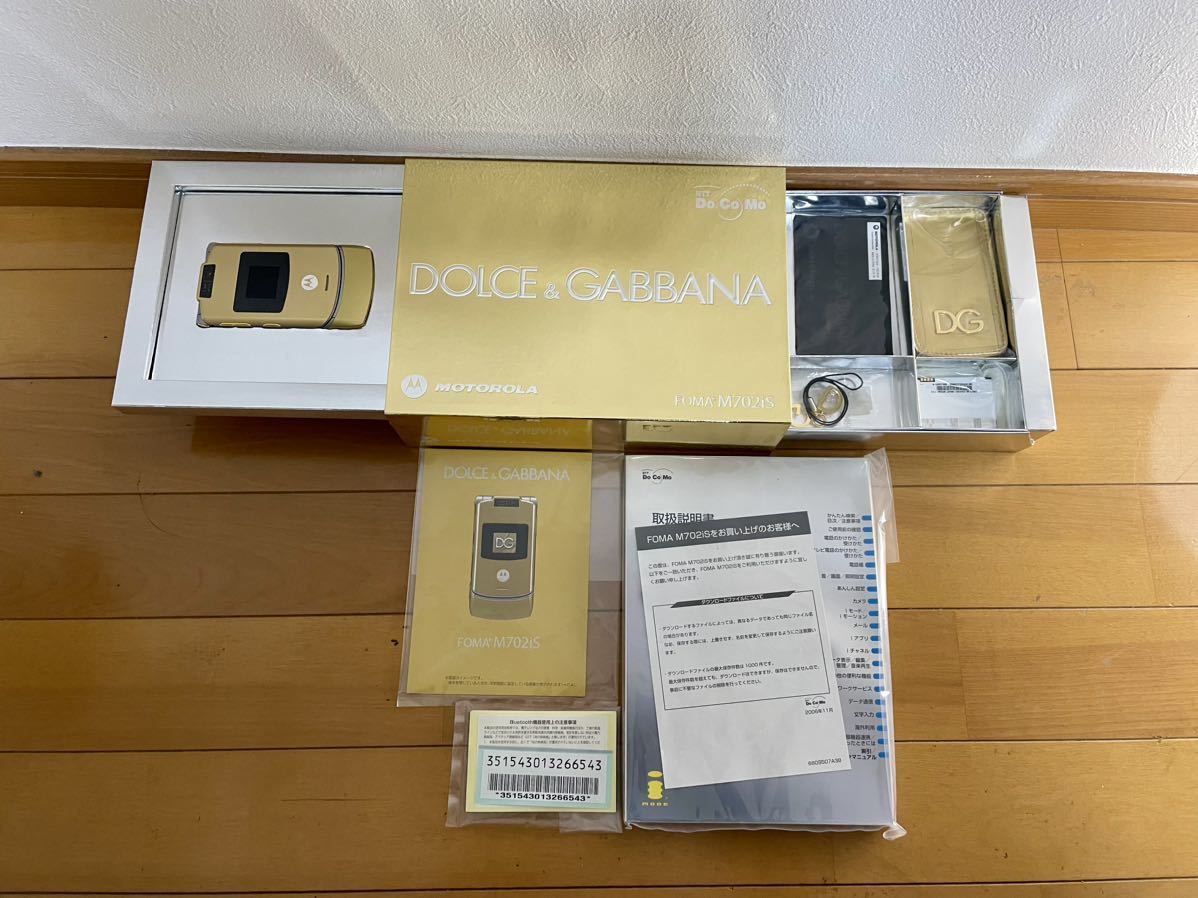 #[ rare ][ unused ][ beautiful goods ][ free shipping ]DOLCE&GABBANA GOLD FOMA terminal M702iS Dolce & Gabbana Dolce&Gabbana DoCoMo galake- mobile telephone 