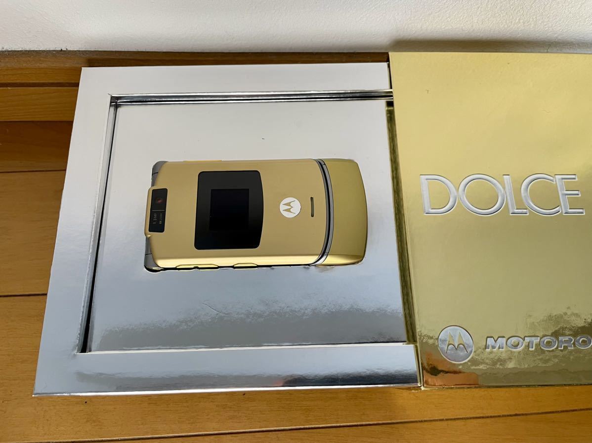 #[ rare ][ unused ][ beautiful goods ][ free shipping ]DOLCE&GABBANA GOLD FOMA terminal M702iS Dolce & Gabbana Dolce&Gabbana DoCoMo galake- mobile telephone 