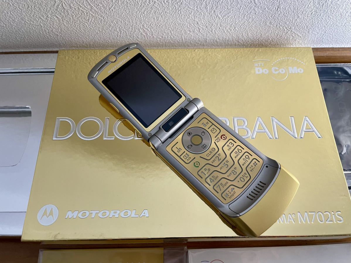 #[ rare ][ unused ][ beautiful goods ][ free shipping ]DOLCE&GABBANA GOLD FOMA terminal M702iS Dolce & Gabbana Dolce&Gabbana DoCoMo galake- mobile telephone 