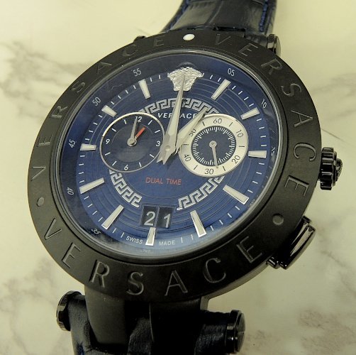 VERSACE VEBV00419 V-RACE DUALTIME 46mm ヴェルサーチ デュアルタイム メンズ ブラック ブルー Battery 未使用品 Quartz　ヴェルサーチェ