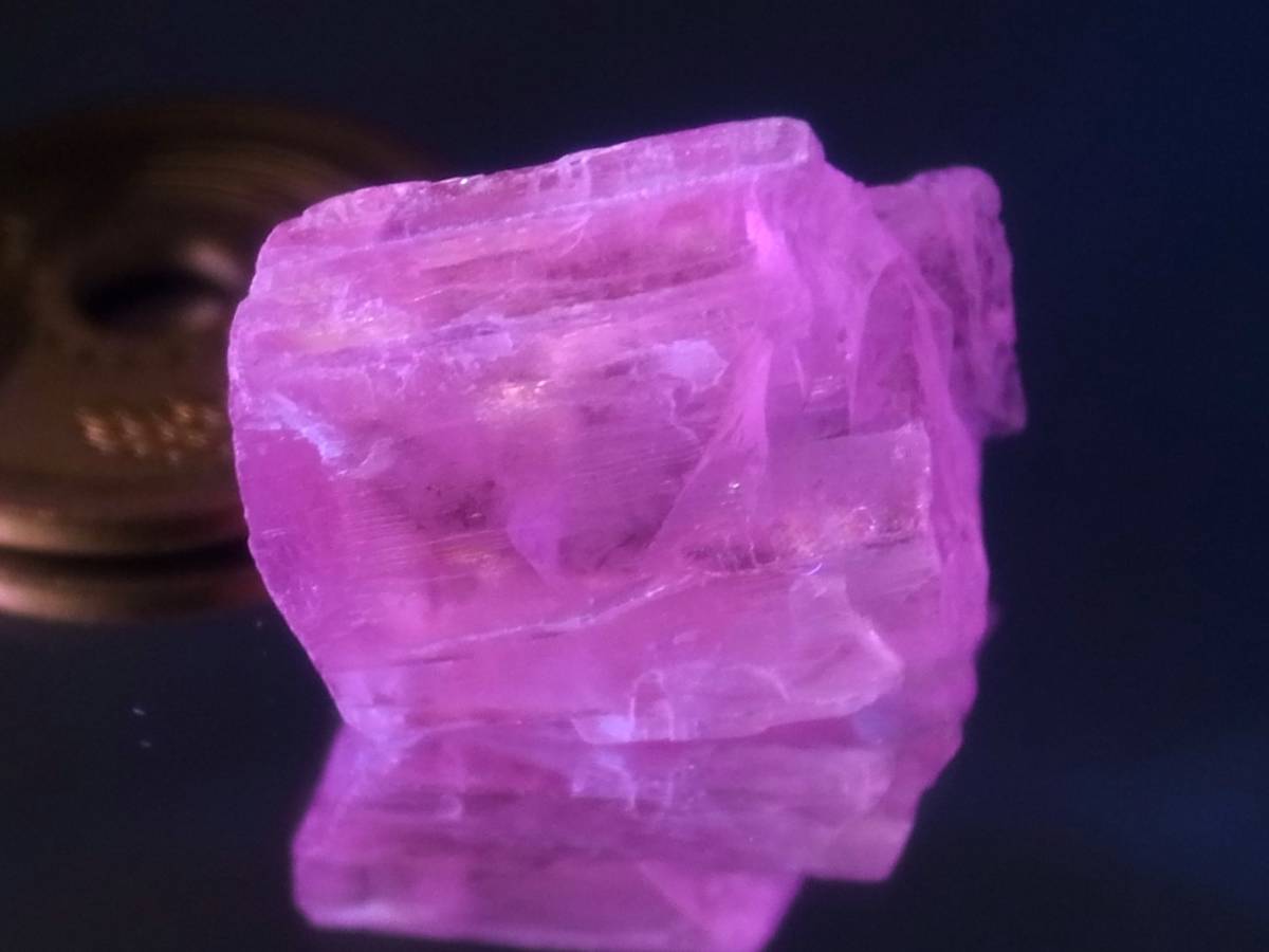 24.54ct 新品・極上の宝石品質ピンクカラー・天然クンツァイト原石 ブラジル産_ブラックライトで濃いピンク色に変色します