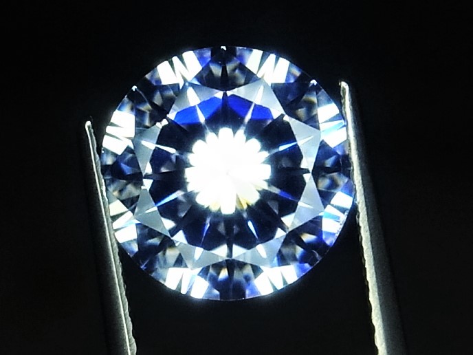 3.41ct 8mm 究極のExcellent cut 大粒キュービックジルコニア 理想的なラウンドブリリアンカット 人の手が一切触れていない完全未使用品_LEDリングライト使用で撮影しています。