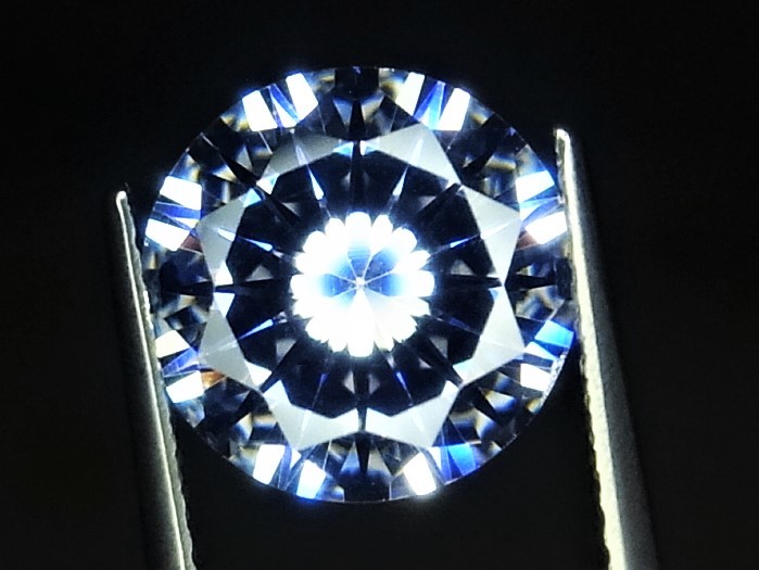 3.41ct 8mm 究極のExcellent cut 大粒キュービックジルコニア 理想的なラウンドブリリアンカット 人の手が一切触れていない完全未使用品_LEDリングライト使用で撮影しています。