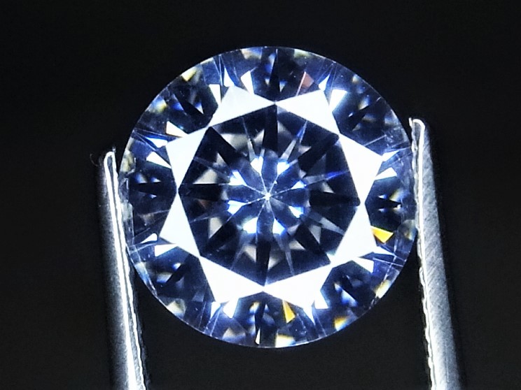 3.41ct 8mm 究極のExcellent cut 大粒キュービックジルコニア 理想的なラウンドブリリアンカット 人の手が一切触れていない完全未使用品_LEDリングライト使用で撮影しています。