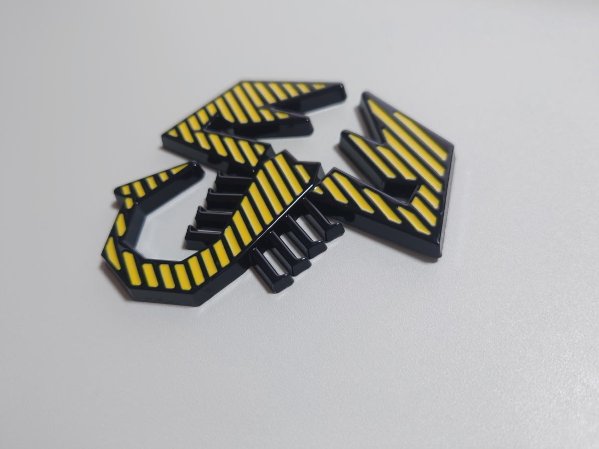 フィアット アバルト ABARTH 3D スコーピオン ディフューザー グリル メタルバッジ 付属品付き 黒縁 本体色：イエローの画像4