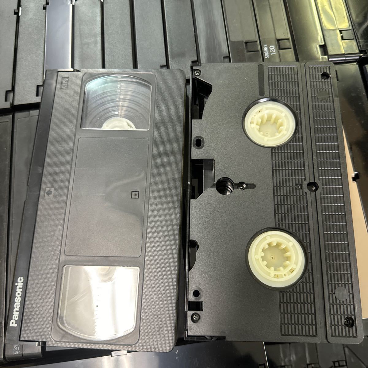 ◆⑧使用済み VHS ビデオテープ 大量まとめ売り 約100本以上 中古 録画済み ケースなし 本体のみ ダビング 上書き 再生未確認 142-4の画像4