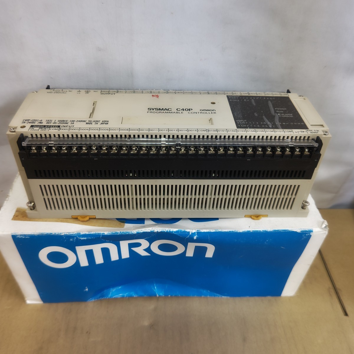 ◎【オムロン C40P】SYSMAC OMRON Corporation PROGRAMMABLE CONTROLLER C40P-CDS1-A No.1831I パーツ DIY 140-21_画像1