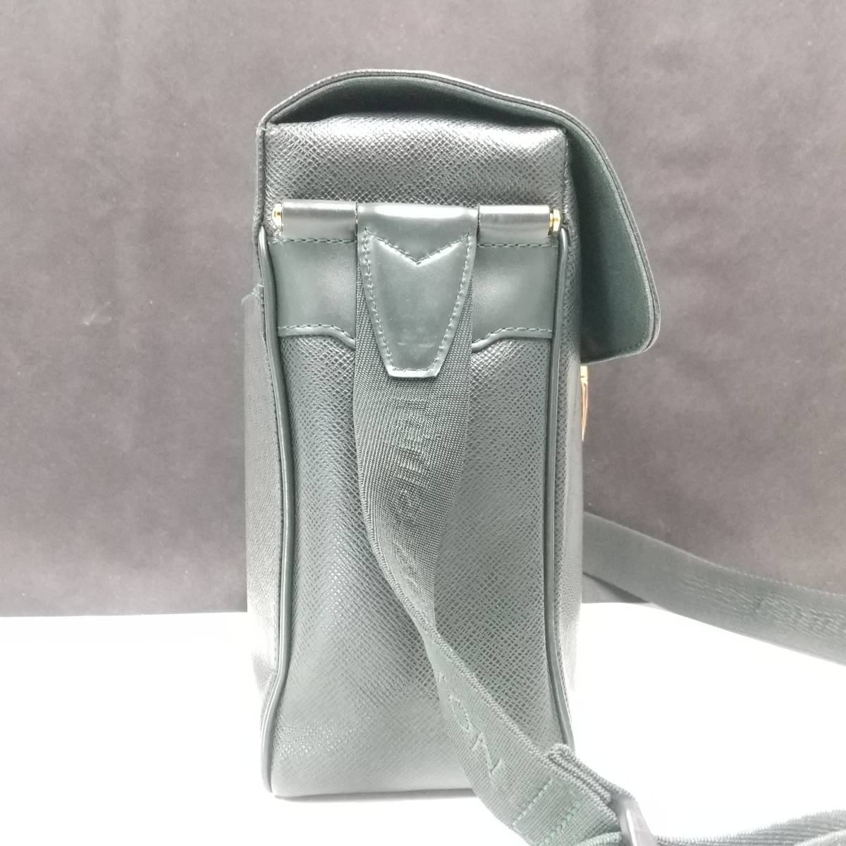 1751【未使用 展示品】LOUIS VUITTON ルイ?ヴィトン ヤランガ ショルダーバッグ タイガ レザー エピセア 緑 斜め掛け マチ有り
