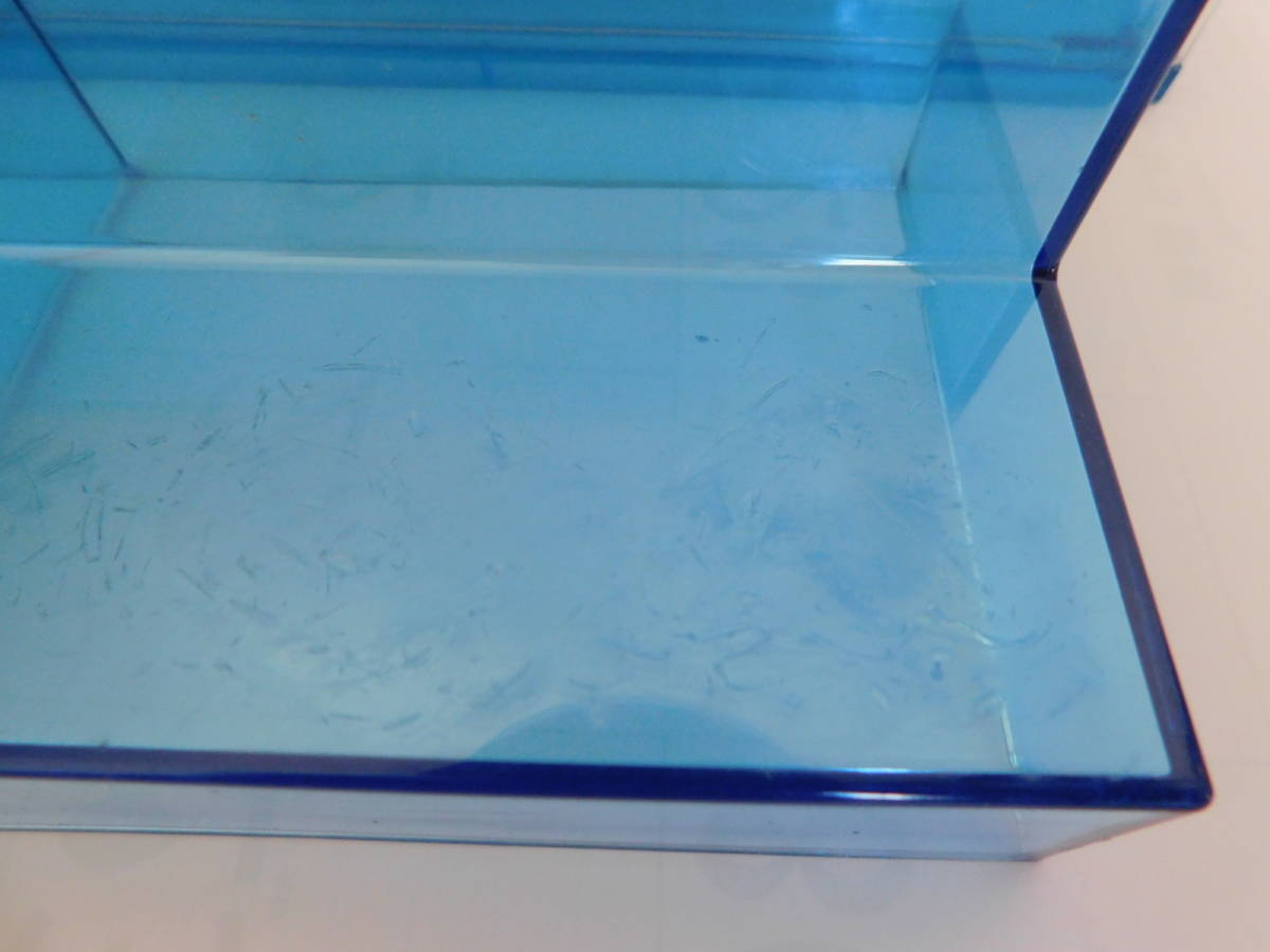 アクリル製　前開き　クリア　コレクションケース　Ｗ４００　雛壇有り　青の半透明　中古品にて傷汚れあり_画像7