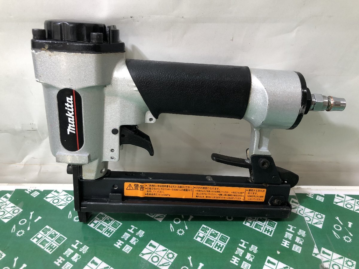 中古品 エア工具 makita マキタ エアータッカー 10mm AT1025BZ 常圧 通常圧 IT360ANQ0RHG_画像2