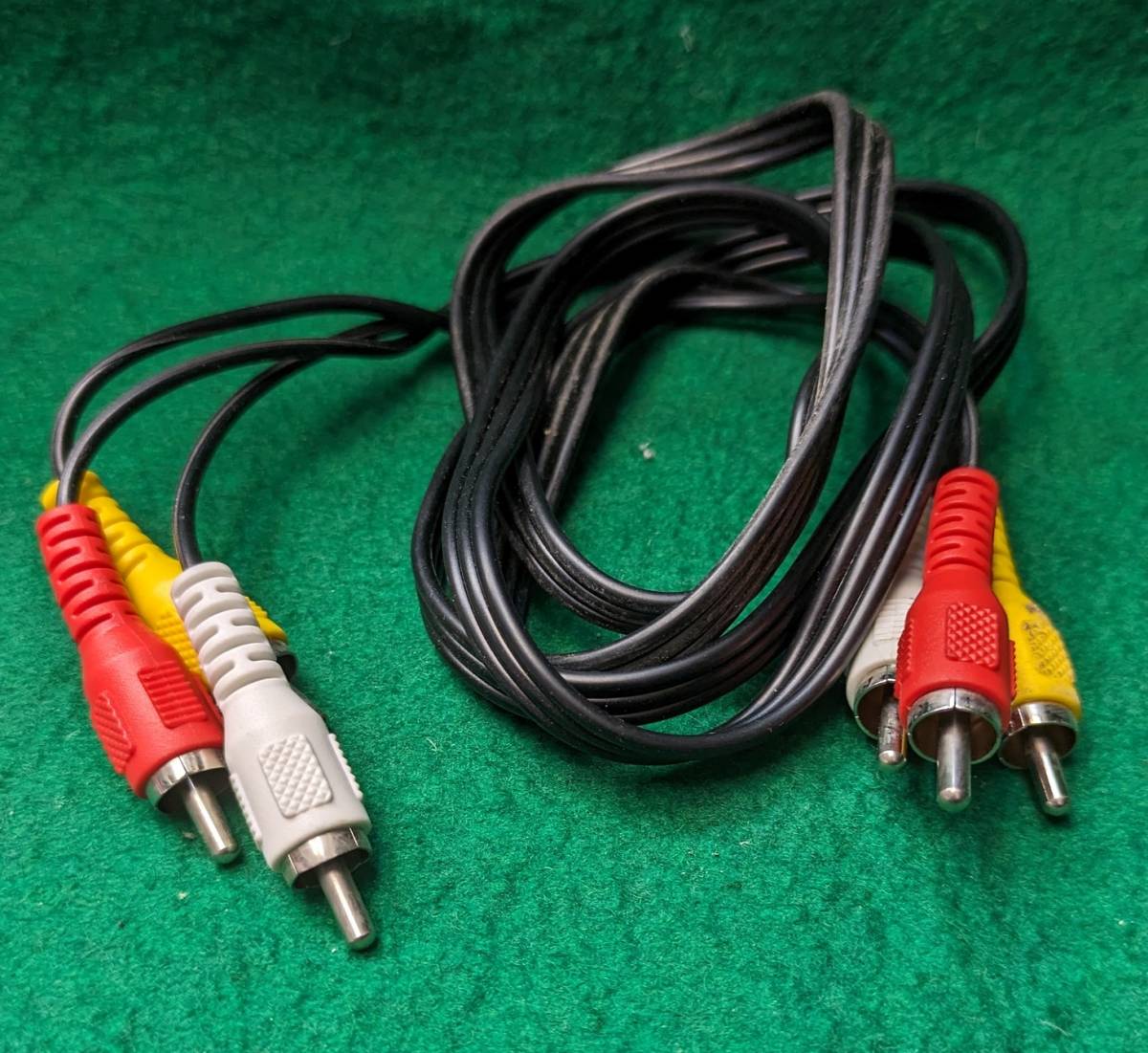 RCA plug red white yellow. 3 piece both edge . attaching AV cord length . approximately 1.4m postage nationwide equal Yu-Mail 180 jpy 